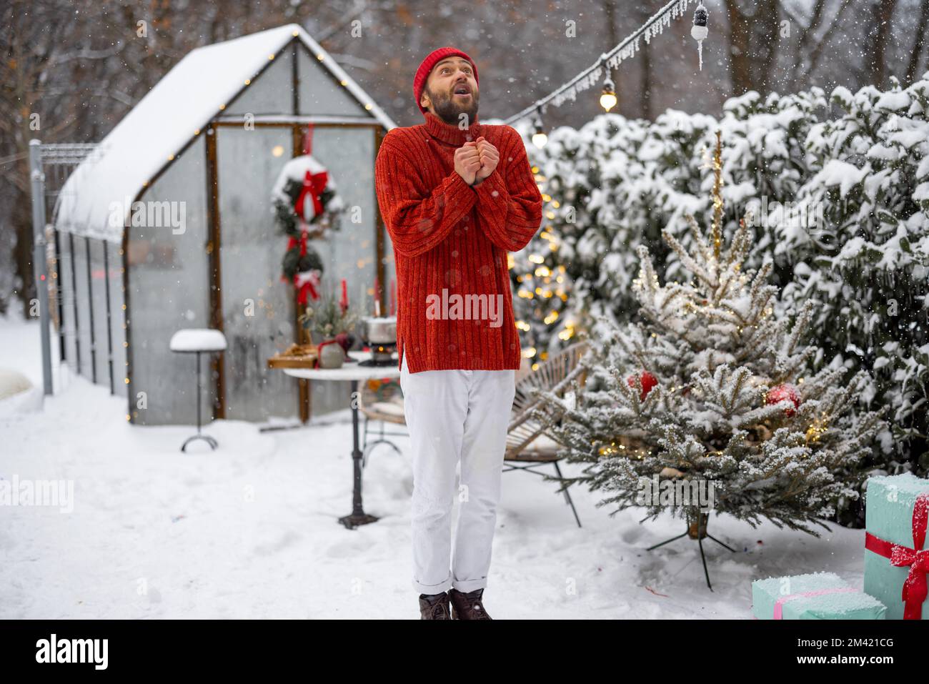 Ein Mann, der sich draußen kalt fühlt Stockfoto