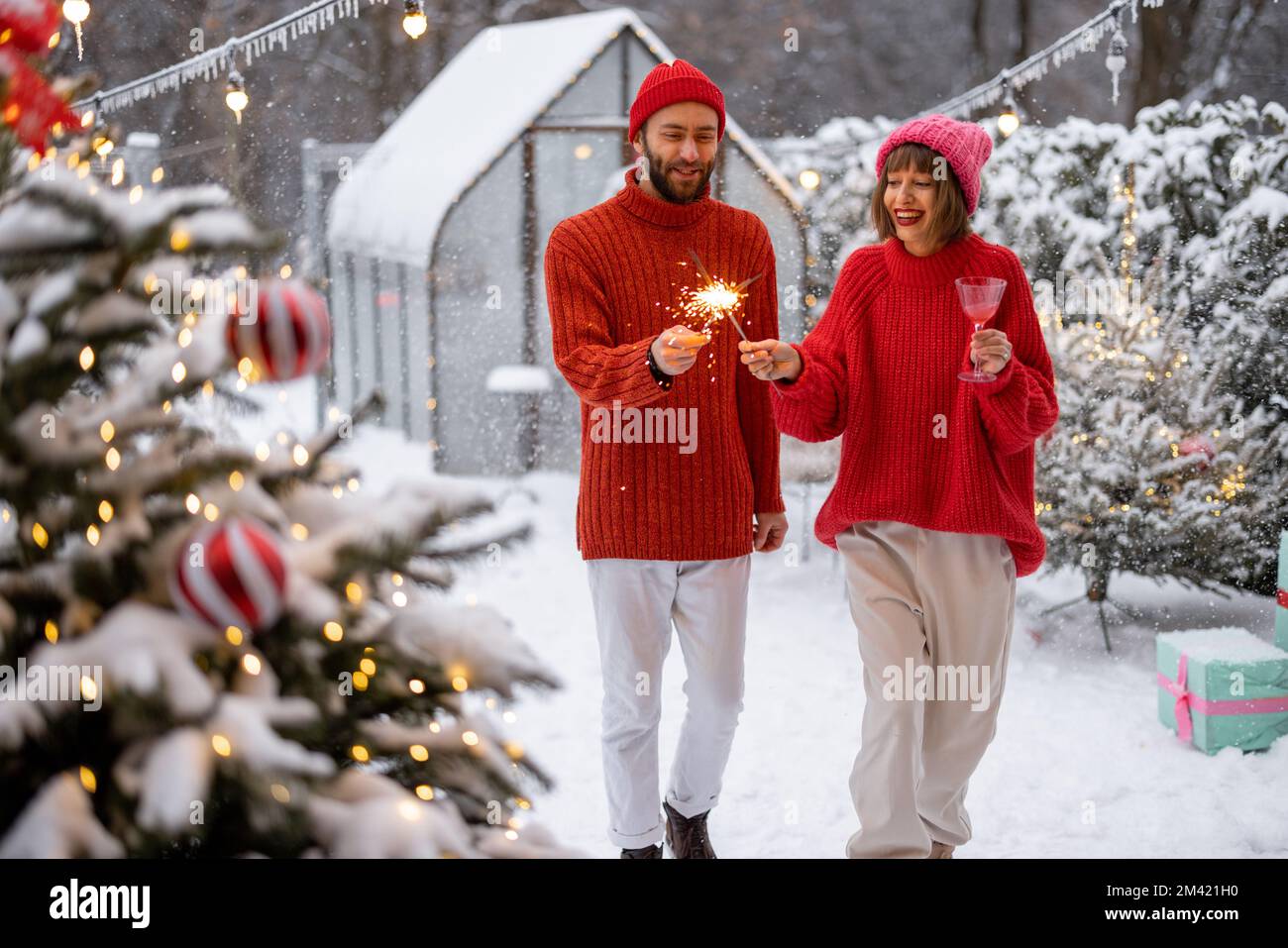 Mann und Frau feiern die Neujahrsfeiertage im Freien Stockfoto