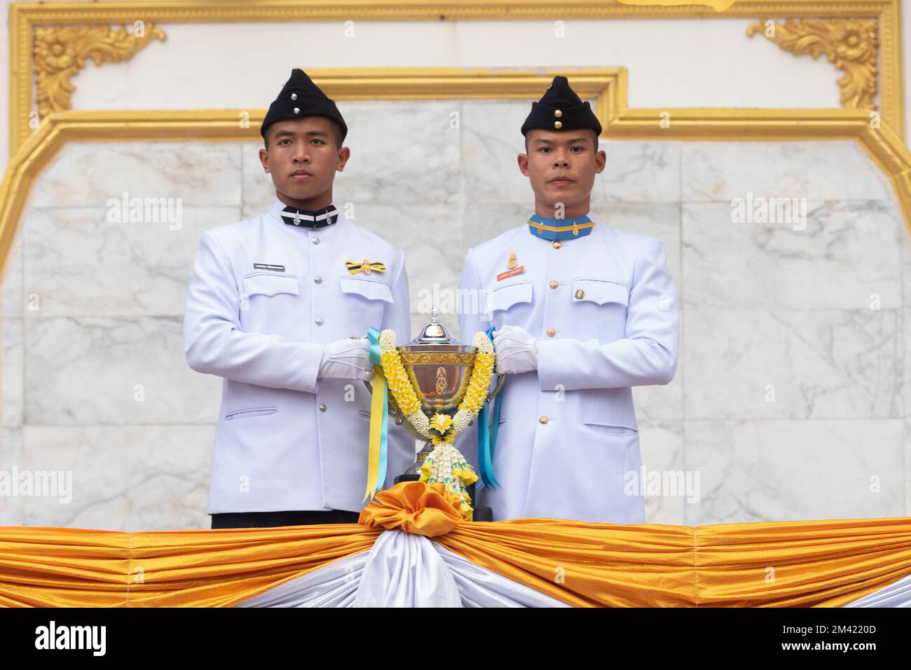 Bangkok, Thailand. 17.. Dezember 2022. Schüler von zwei Schulen, King's College unter königlicher Schirmherrschaft und Vajiravudh College, hielten die königlichen Trophäen. Und Parade im traditionellen Rugby-Spiel, gewinnen Sie den 28. His Majesty King Maha Vajiralong korn Bodindradebayavarangkun Cup, zwischen King's College (weiße Trikots) und Vajiravudh College (blaue Trikots) am Samstag. 17. Dezember 2022, im Supachalasai Stadium, Bangkok, Thailand. (Kreditbild: © Teera Noisakran/Pacific Press via ZUMA Press Wire) Stockfoto