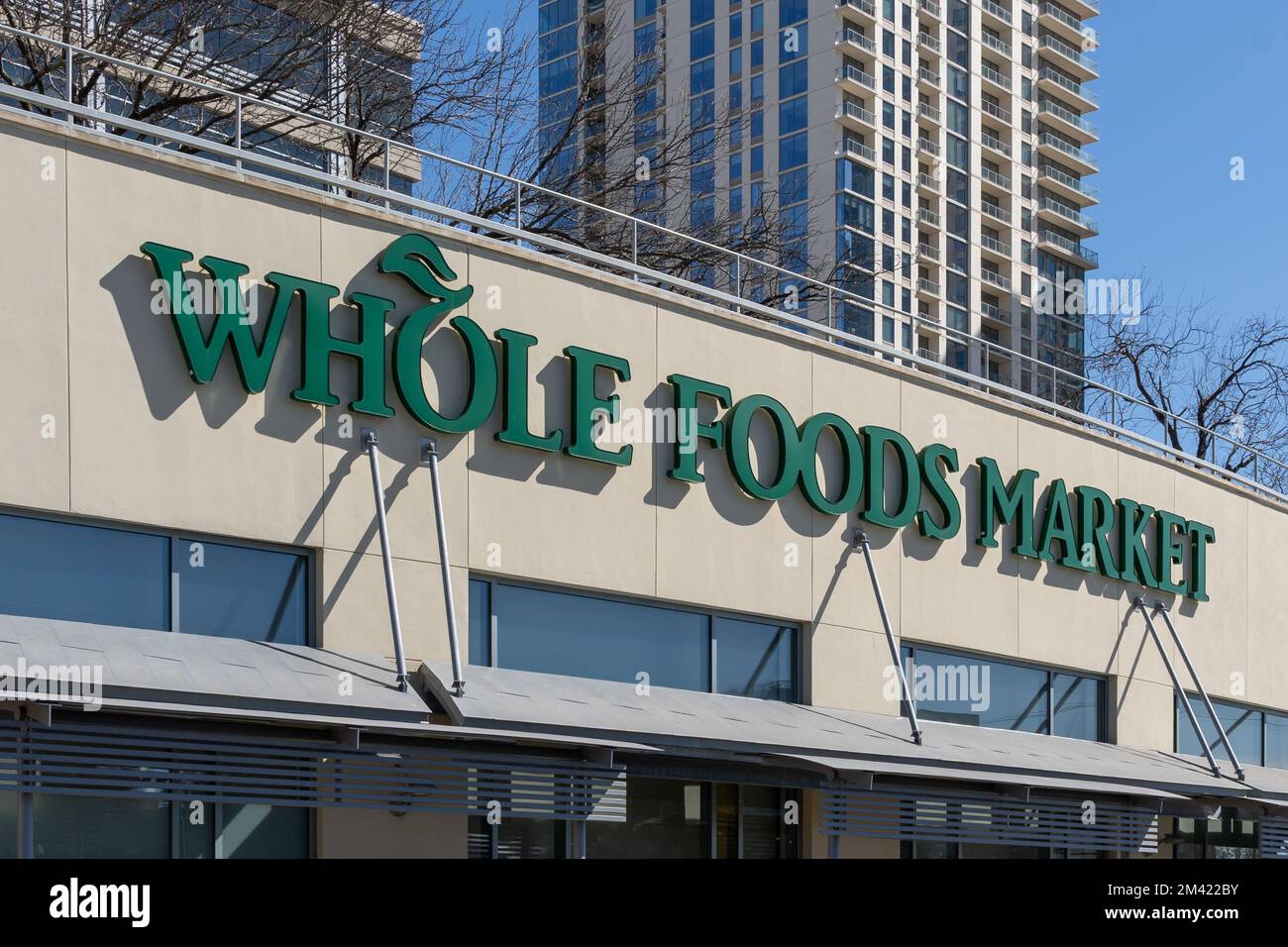 Nahaufnahme des Whole Foods Market-Schilds am Gebäude. Stockfoto
