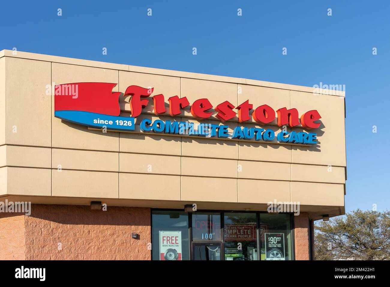 Nahaufnahme des Firestone-Schilds auf dem Gebäude. Stockfoto