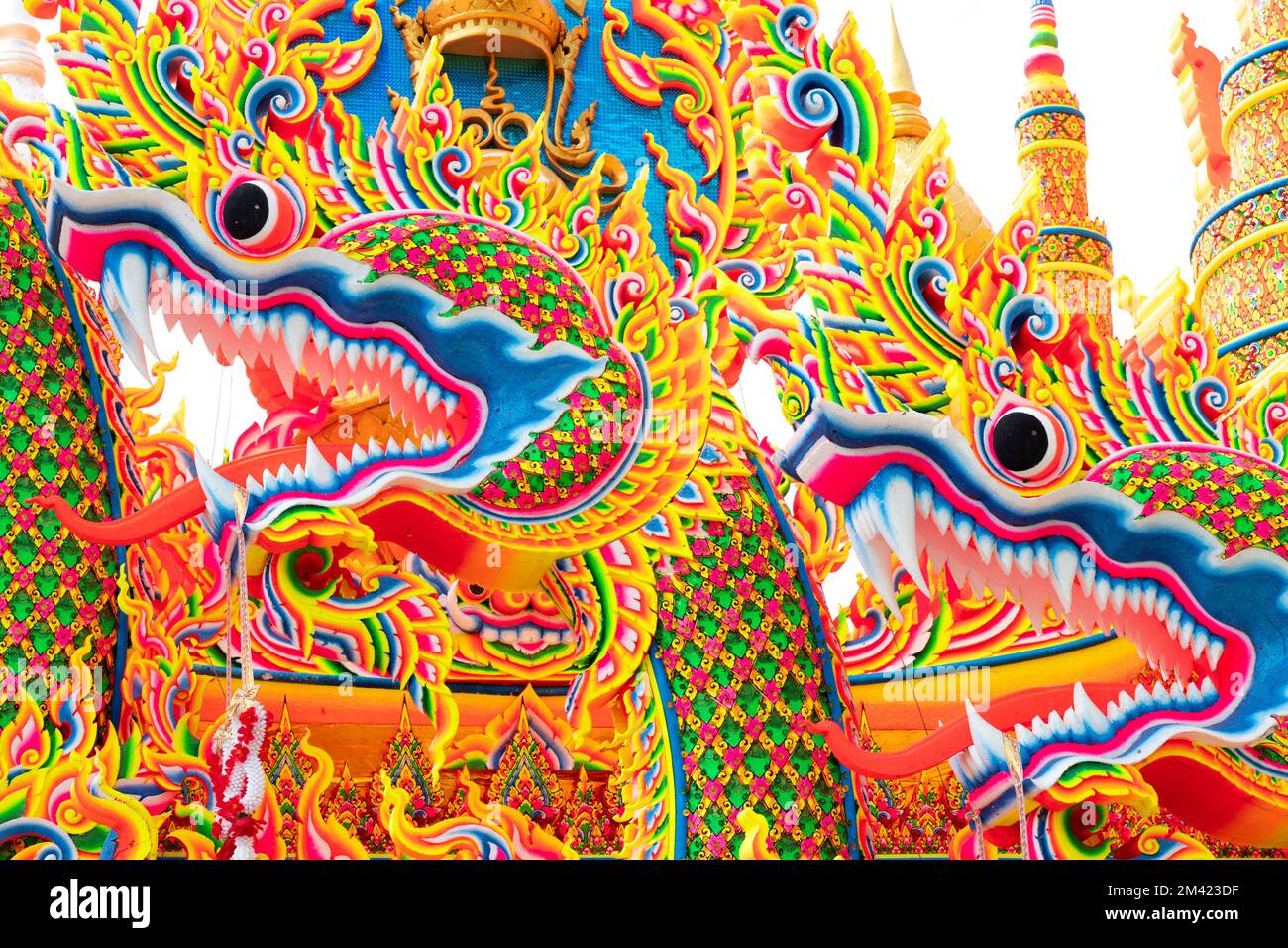 Das jährliche Orange Parade Festival oder Chak Phra Festival, das im Herbst in Südthailand stattfindet, ist ein wunderschön dekorierter Bootswettbewerb Stockfoto