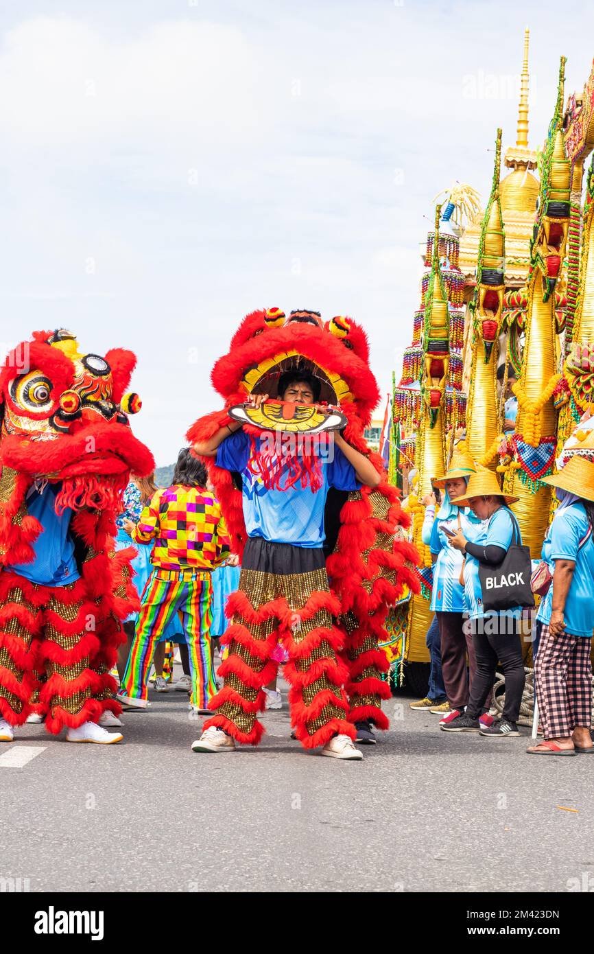 Atmosphärischer Tanz das jährliche Orange Parade Festival oder das Chak Phra Festival, das im Herbst in Südthailand stattfindet, ist wunderschön dekoriert Stockfoto