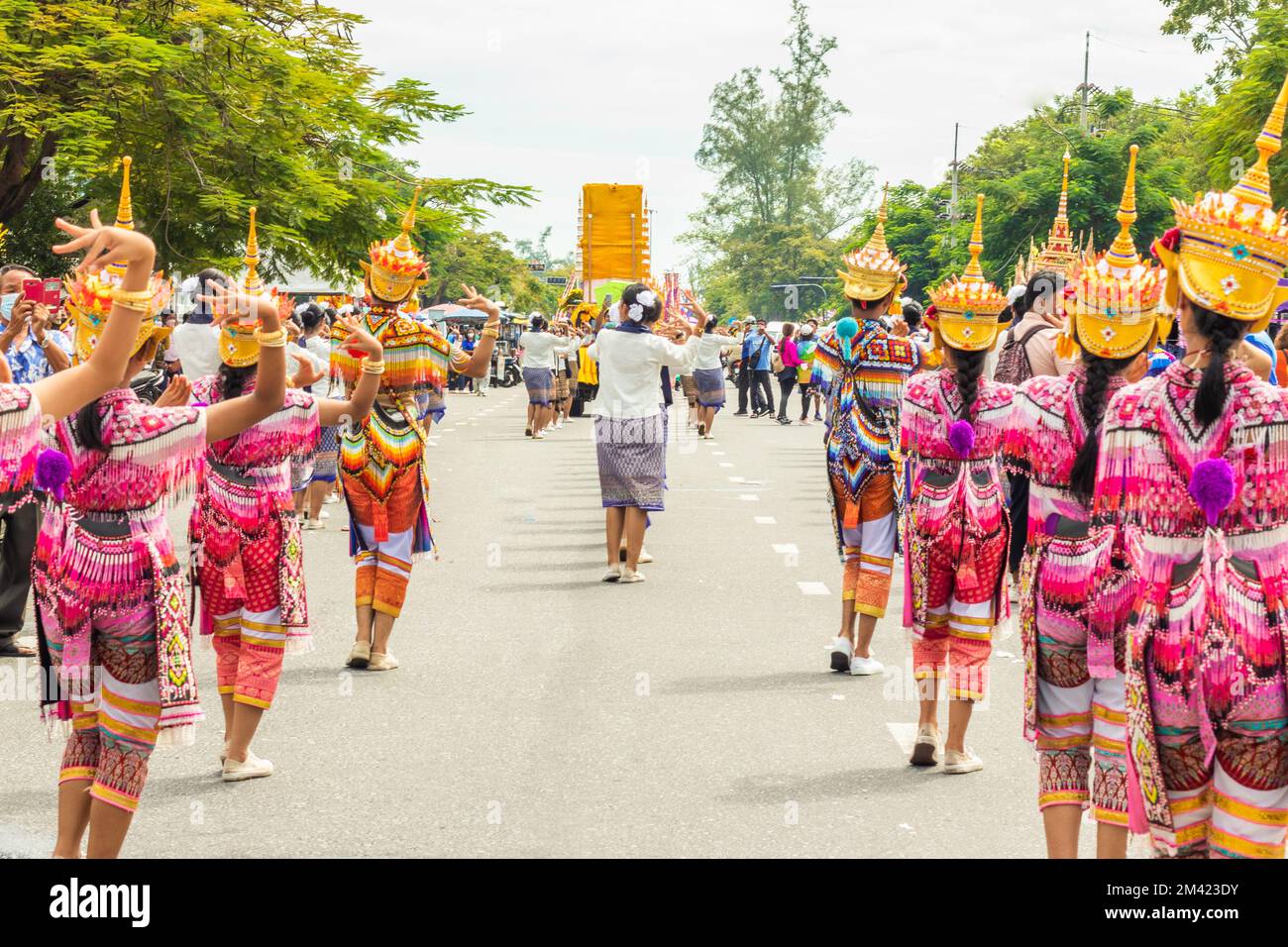 Atmosphärischer Tanz das jährliche Orange Parade Festival oder das Chak Phra Festival, das im Herbst in Südthailand stattfindet, ist wunderschön dekoriert Stockfoto