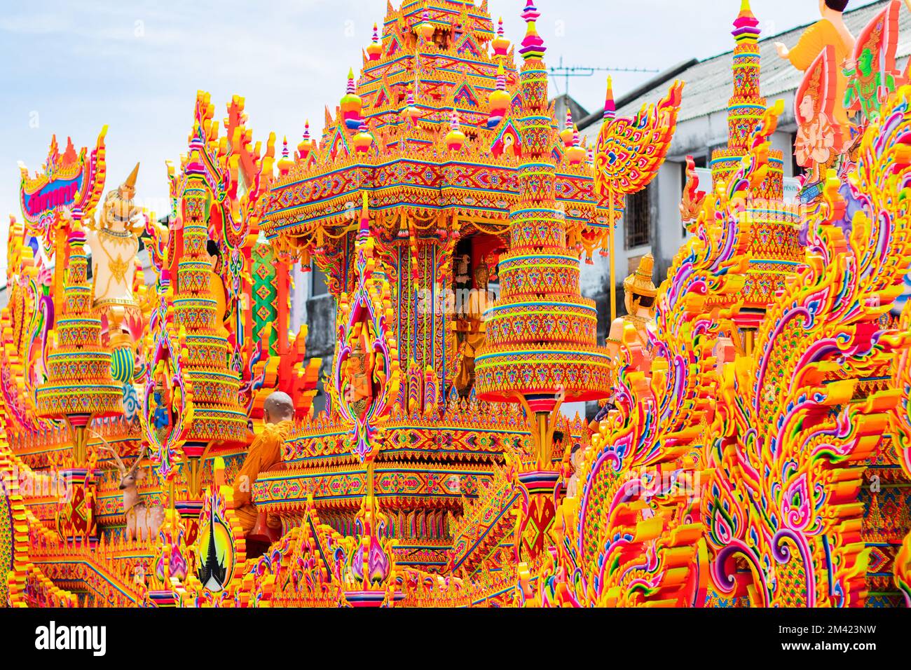 Das jährliche Orange Parade Festival oder Chak Phra Festival, das im Herbst in Südthailand stattfindet, ist ein wunderschön dekorierter Bootswettbewerb Stockfoto