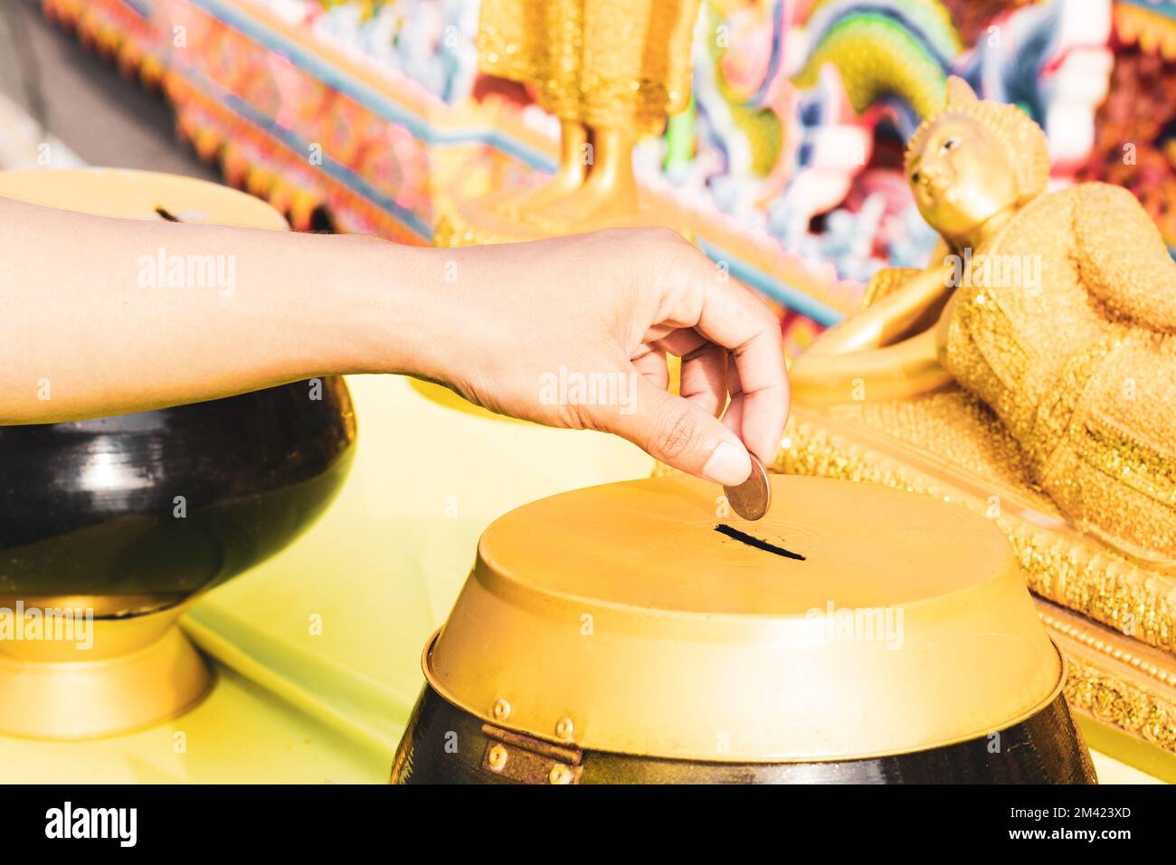 Spenden Sie Geld, um dem Tempel beim jährlichen Orange Parade Festival oder Chak Phra Festival zu helfen, das im Herbst in Südthailand stattfand Stockfoto