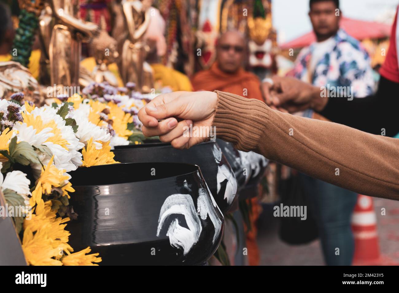 Spenden Sie Geld, um dem Tempel beim jährlichen Orange Parade Festival oder Chak Phra Festival zu helfen, das im Herbst in Südthailand stattfand Stockfoto