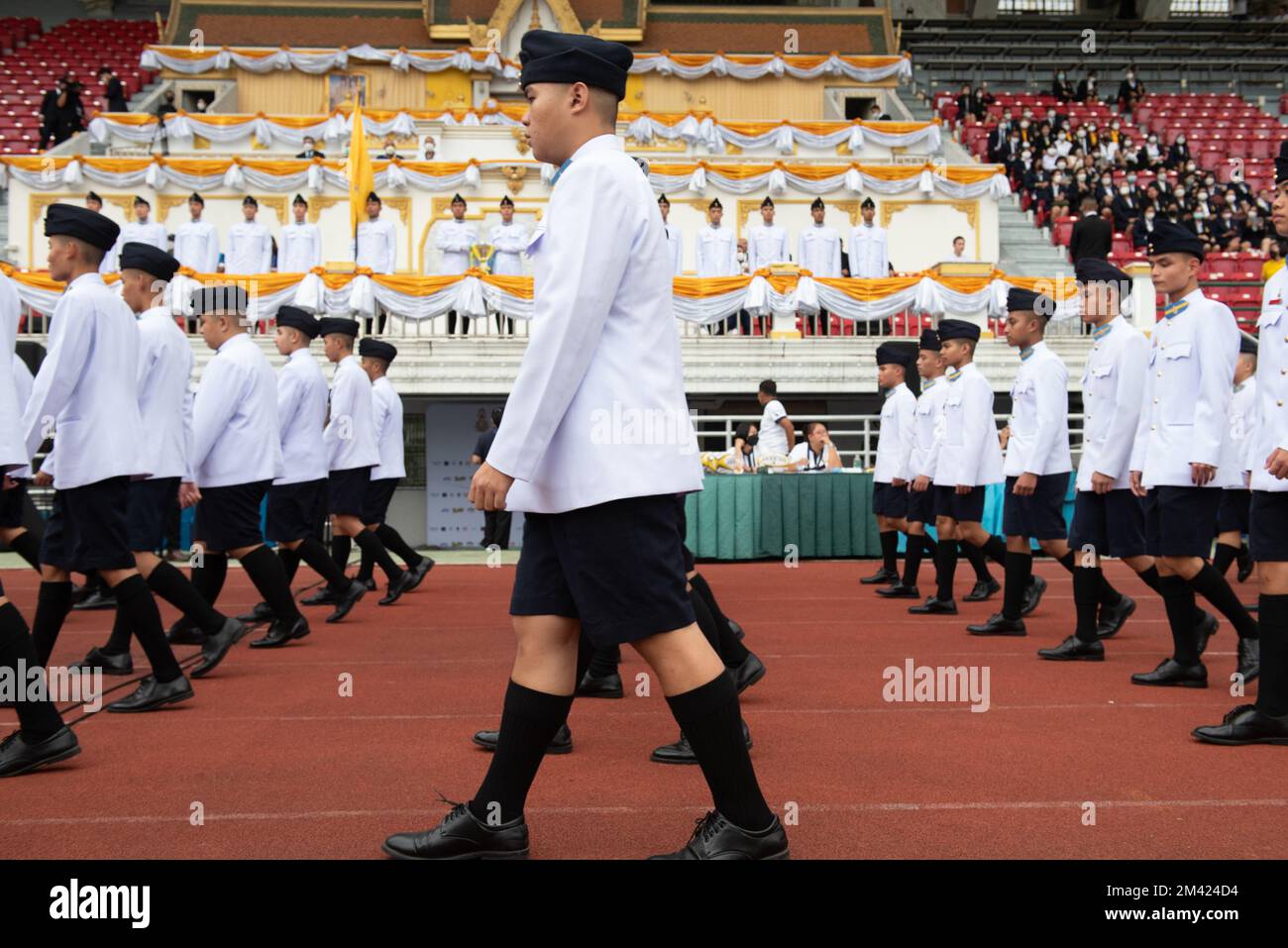 Bangkok, Thailand. 17.. Dezember 2022. Schüler des King's College, feuern Sie ihr Team im traditionellen Rugby-Spiel an und gewinnen Sie am Samstag den 28. His Majesty King Maha Vajiralong korn Bodindradebayavarangkun Cup zwischen King's College (weiße Trikots) und Vajiravudh College (blaue Trikots). 17. Dezember 2022, im Supachalasai Stadium, Bangkok, Thailand. (Kreditbild: © Teera Noisakran/Pacific Press via ZUMA Press Wire) Stockfoto