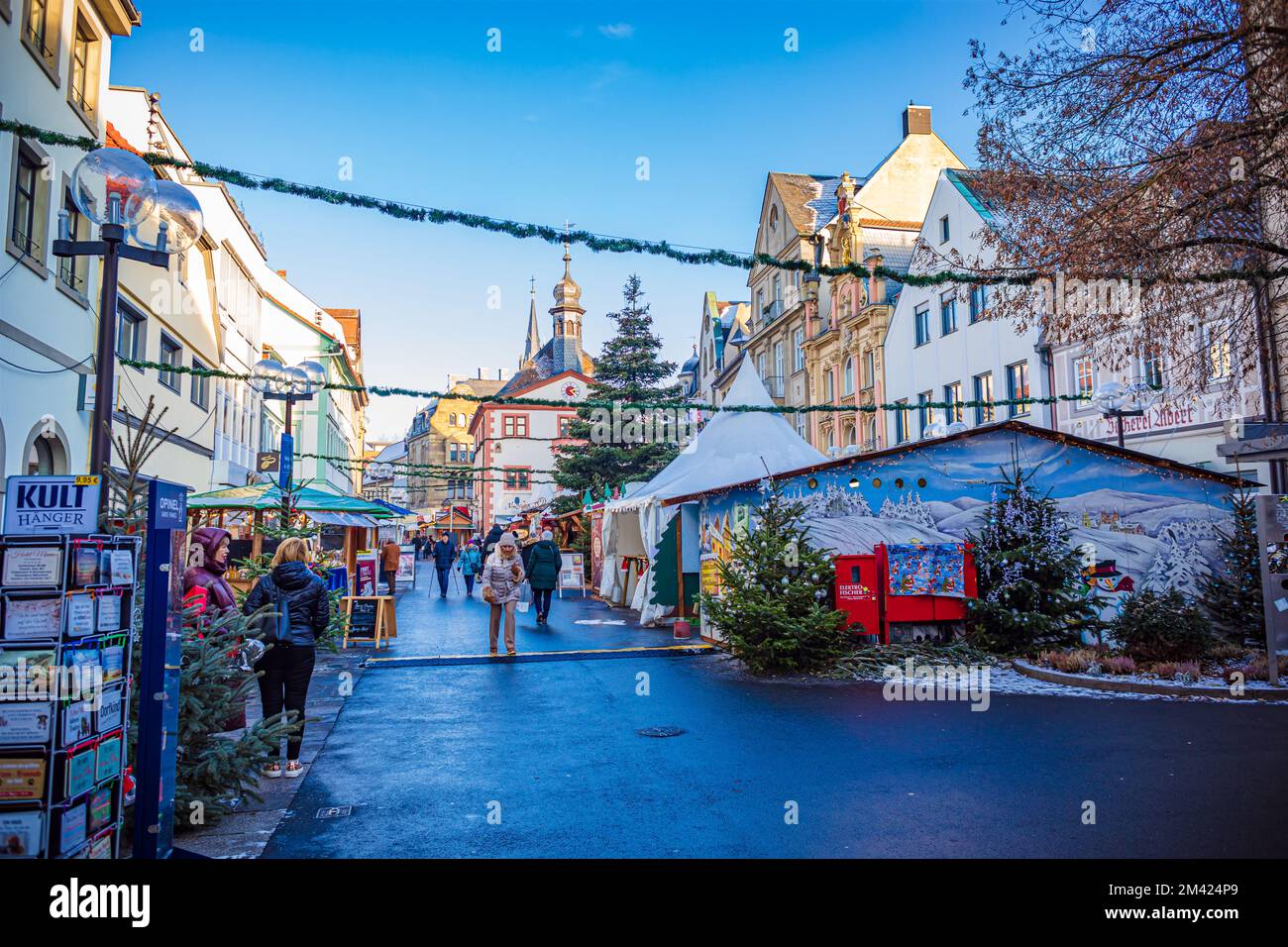 BAD KISSINGEN, BAYERN - CA. DEZEMBER 2022: Weihnachtsmarkt der Stadt Bad Kissingen in Deutschland. Bad Kissingen, Bayern, Deutschland. Stockfoto