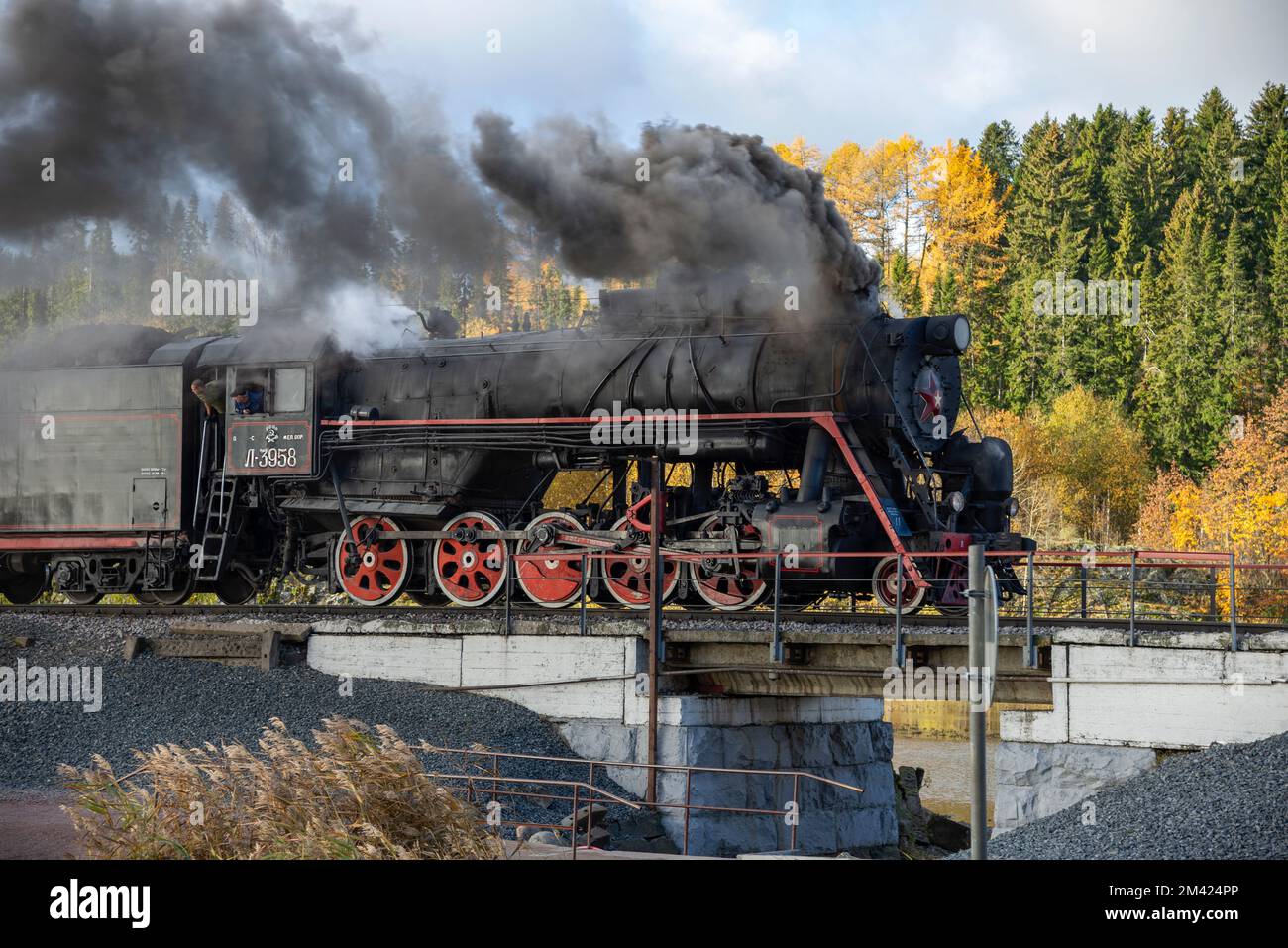 SORTAVALA, RUSSLAND - 09. OKTOBER 2022: Retro-Dampflokomotive auf der Bühne Sortavala-Ruskeala. Karelien, Russland Stockfoto