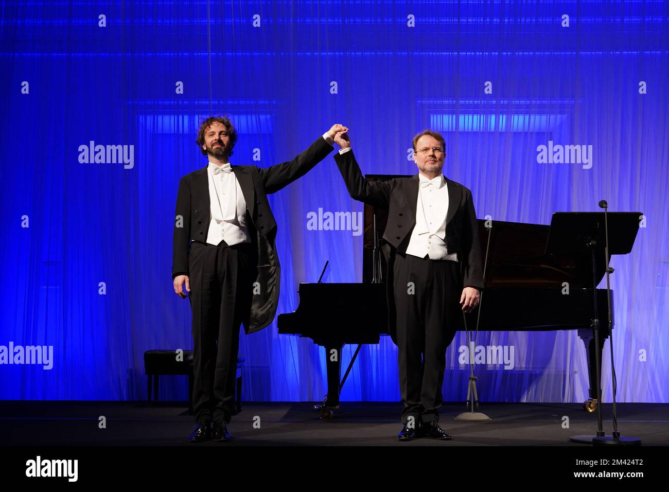 Polnischer Baritone Tomasz Konieczny (rechts) feiert sein 25-jähriges Jubiläum als professioneller Opernsänger mit Pianist Lech Napierła (links) Stockfoto