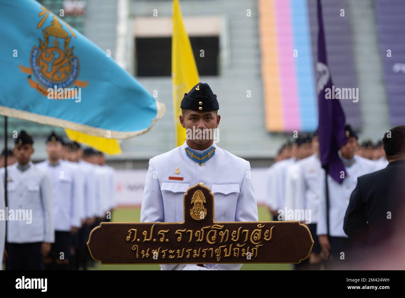 Bangkok, Thailand. 17.. Dezember 2022. Schüler des King's College, feuern Sie ihr Team im traditionellen Rugby-Spiel an und gewinnen Sie am Samstag den 28. His Majesty King Maha Vajiralong korn Bodindradebayavarangkun Cup zwischen King's College (weiße Trikots) und Vajiravudh College (blaue Trikots). 17. Dezember 2022, im Supachalasai Stadium, Bangkok, Thailand. (Kreditbild: © Teera Noisakran/Pacific Press via ZUMA Press Wire) Stockfoto