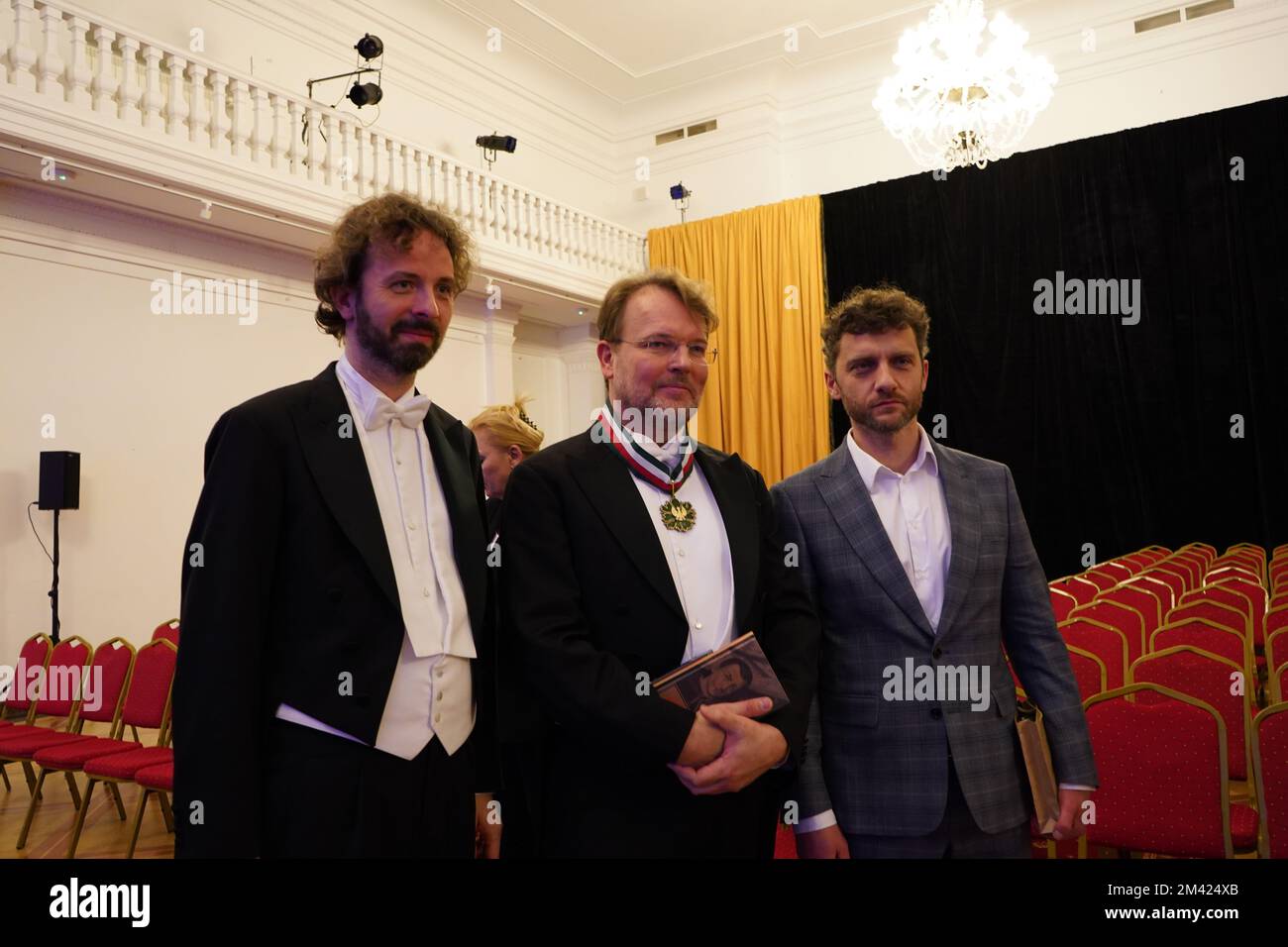 Pianist Lech Napierała (links), Sänger Tomasz Konieczny (Mitte), Komponist Aleksander Nowak (rechts) nach der Aufführung der Werke Lysenko, Strauss & Nowak Stockfoto