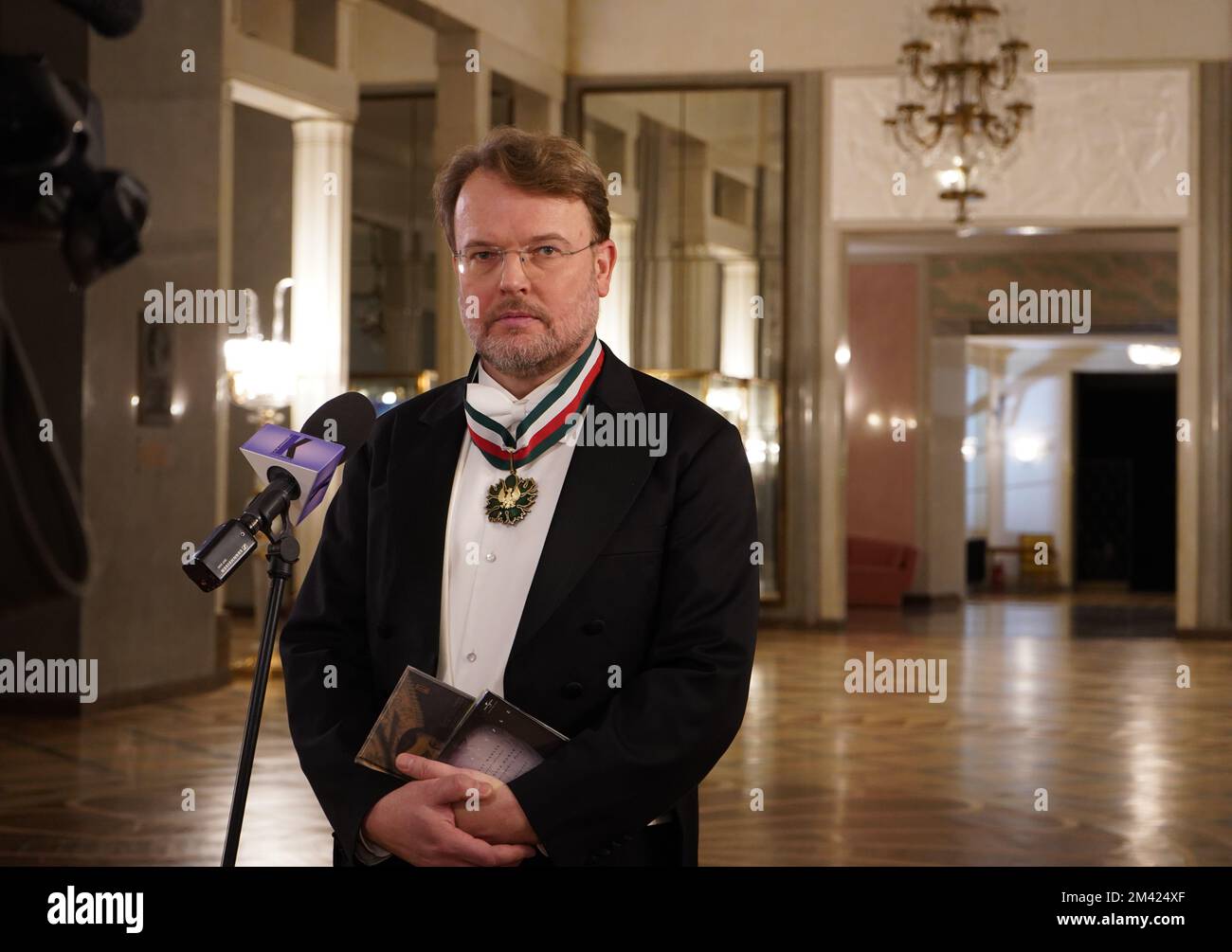 Tomasz Konieczny, polnischer Bariton, der mit einer Goldmedaille für Verdienste an Kultur verliehen wurde – Gloria Artis nach seinem Auftritt anlässlich seines 25-jährigen Jubiläums Stockfoto