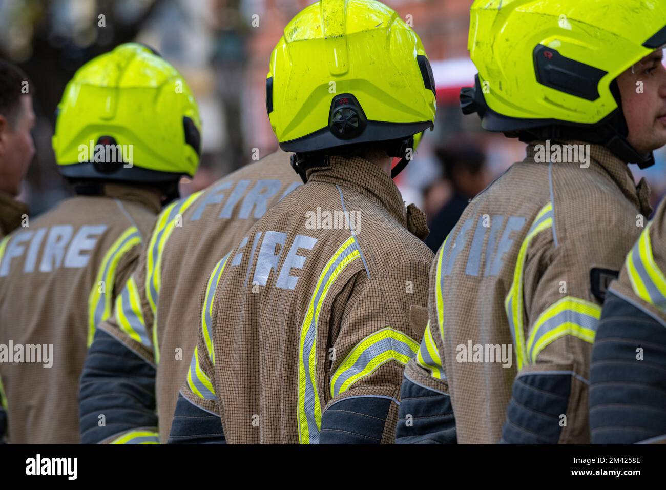 Feuerwehrmann der Londoner Feuerwehr besucht eine Gedenkfeier im Zentrum von London Stockfoto
