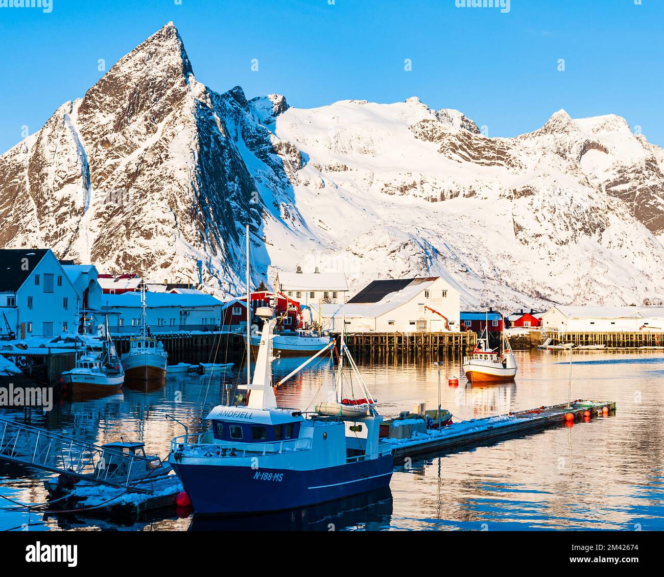 Kleiner Fischerhafen im Winter, Lofoten-Inseln, Norwegen. Stockfoto