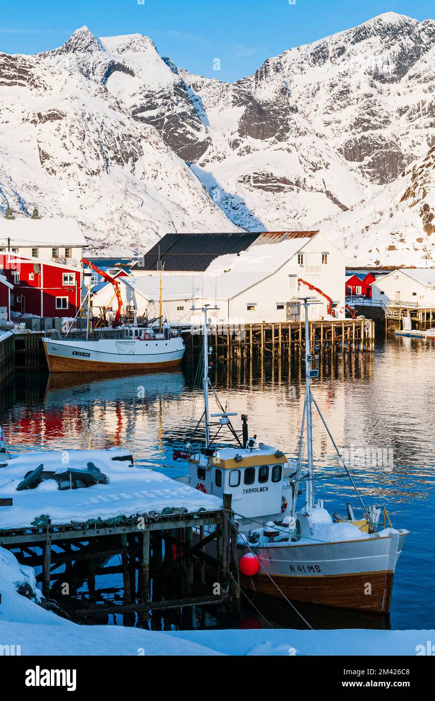 Fischerboote im Winter im kleinen Fischerhafen, Lofoten-Inseln, Norwegen. Stockfoto