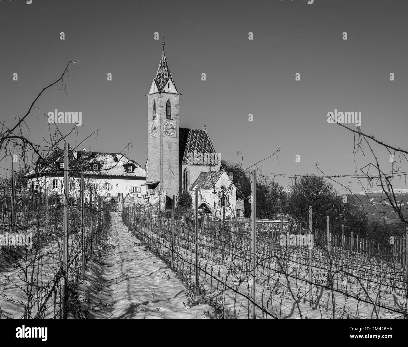 St. Gotische Kirche Vigilius (15.. Jahrhundert) im Dorf Caldaro in Südtirol - Dorf Altenburg (Castelvecchio) in Südtirol - Norditalien Stockfoto