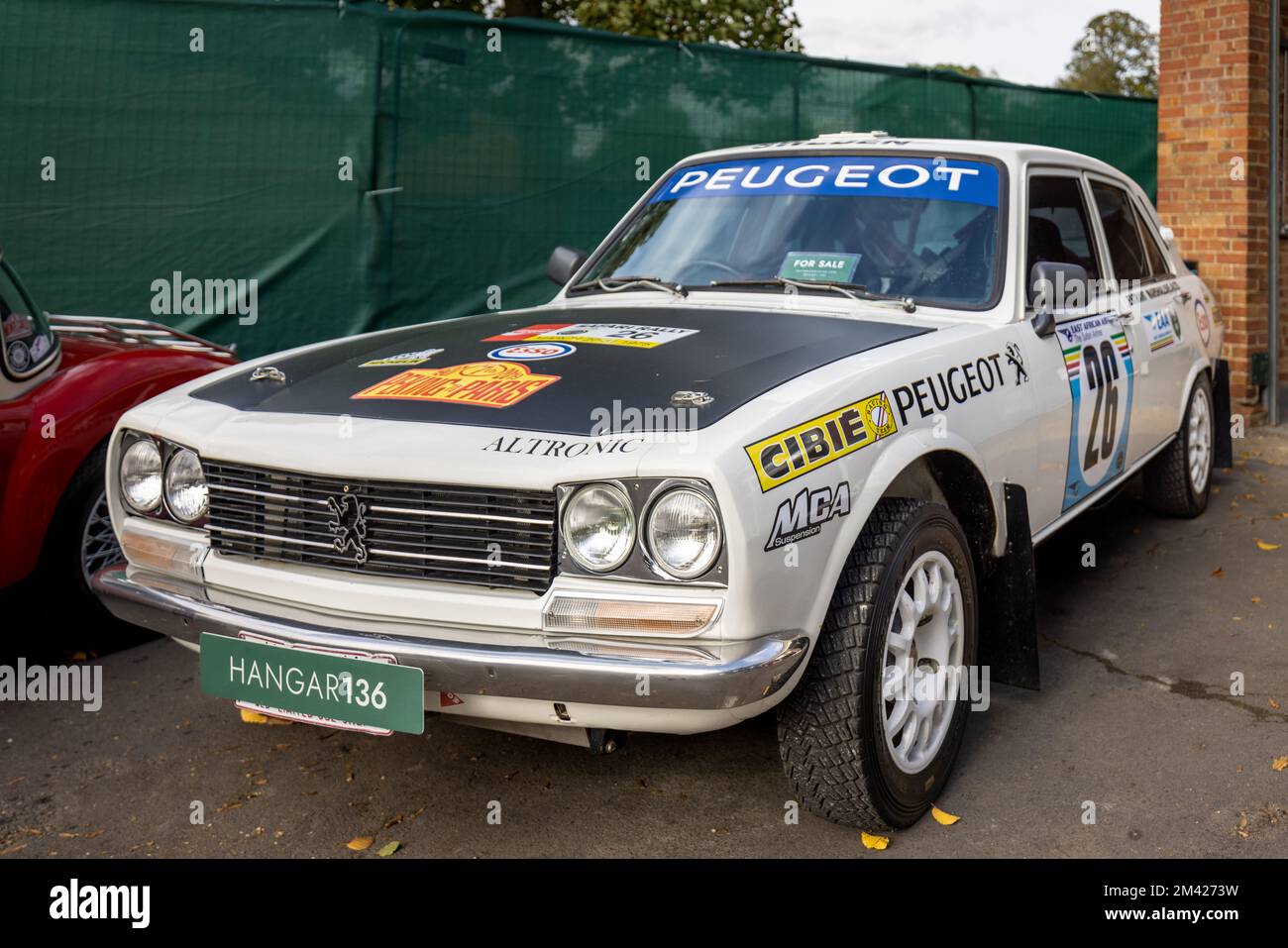 1974 Peugeot 504 Safari „68411C“ wird am 9. Oktober 2022 im Bicester Heritage Centre ausgestellt. Stockfoto
