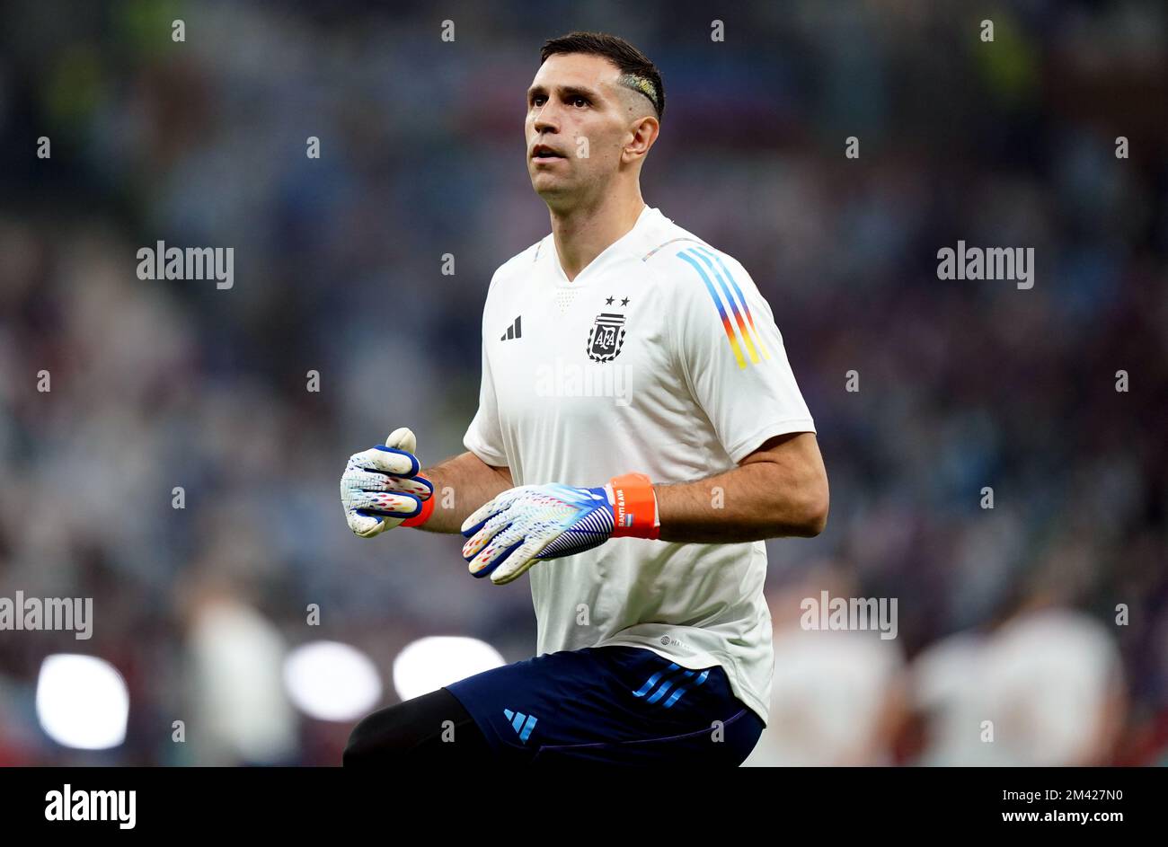 Argentinischer Torwart Emiliano Martinez wärmt sich vor dem Finale der
