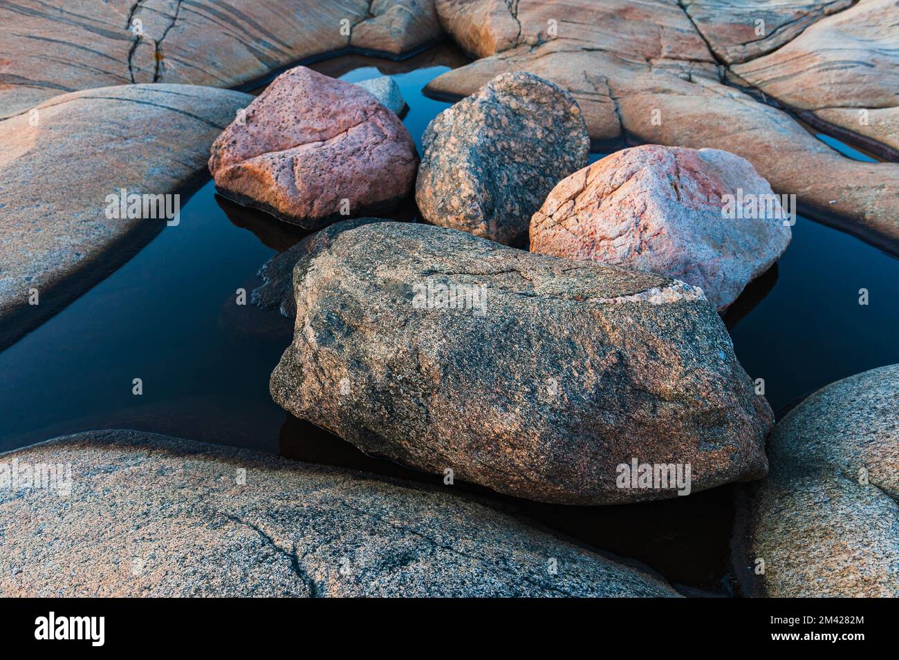 Steine liegen im Wasser, Schweden Stockfoto