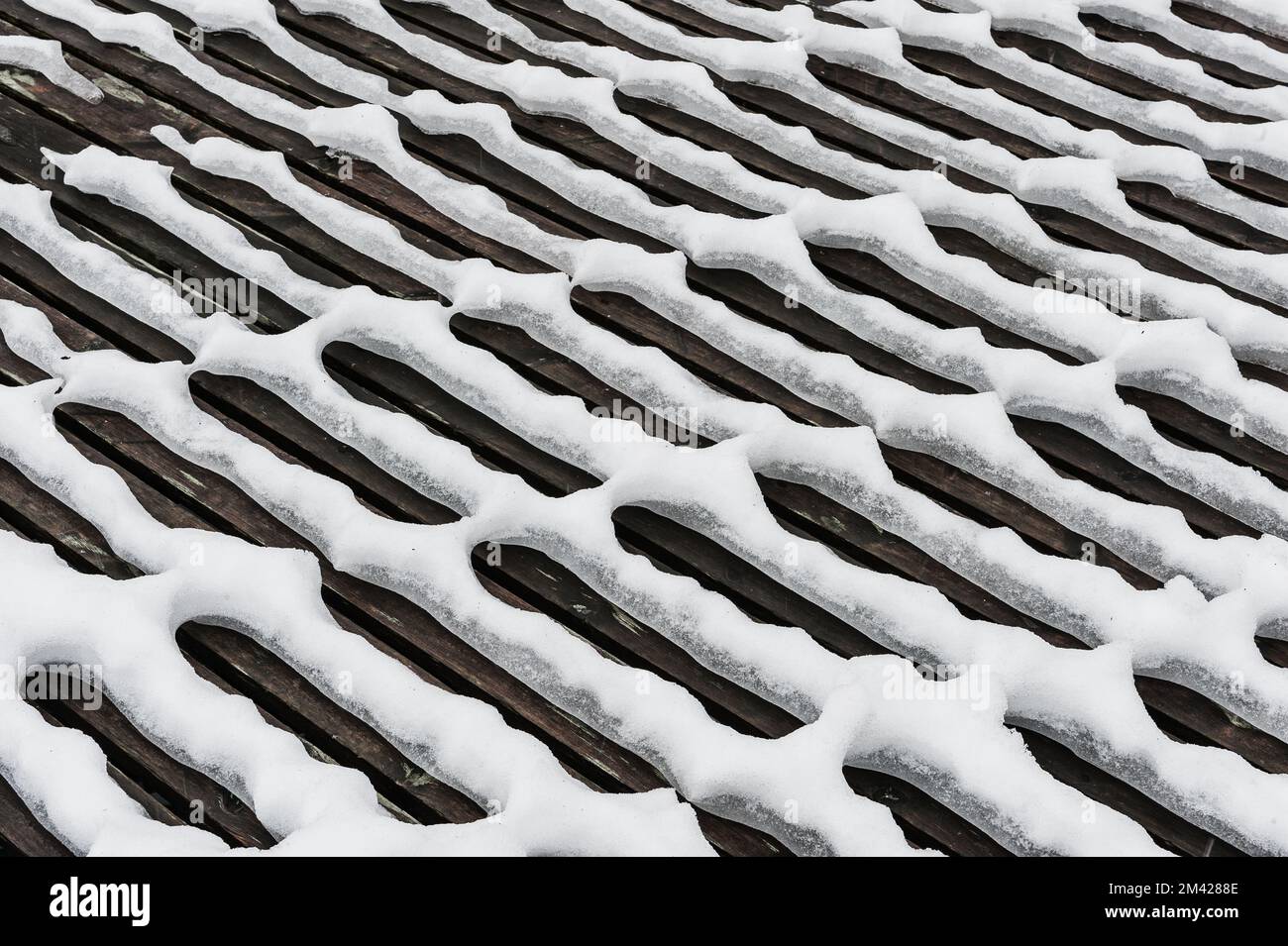 Schneemuster auf der Anlegestelle im Winter, Norwegen. Stockfoto