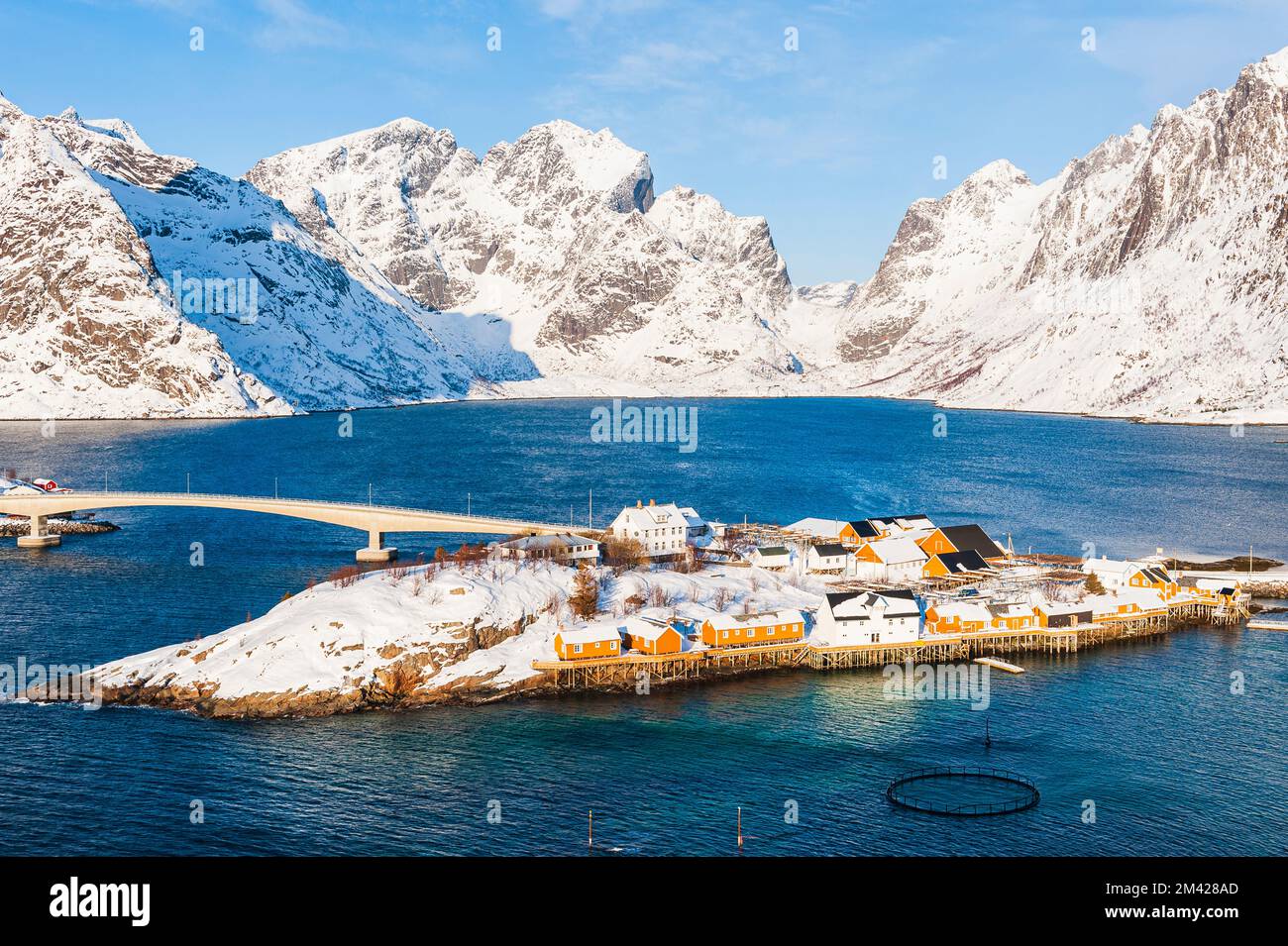 Brücke zu Insel vor schneebedeckten Bergen, Norwegen. Stockfoto