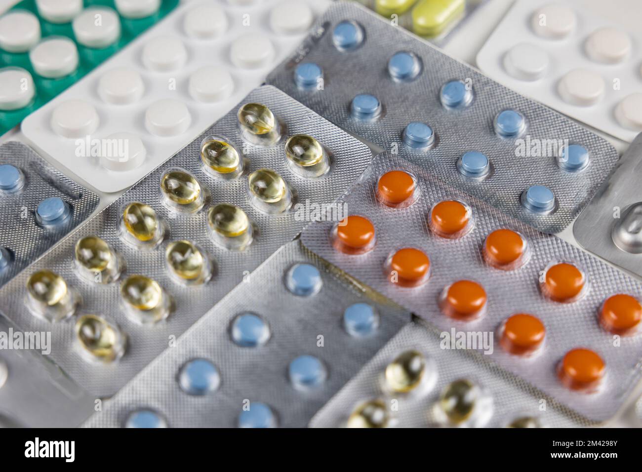 Tabletten in Blisterpackungen. Verschiedene Arzneimittel in Plastikpackungen. Vorgeschichte des Gesundheitskonzepts. Medizinisches oder medizinisches oder pharmakologisches Hintergrundfoto. Stockfoto