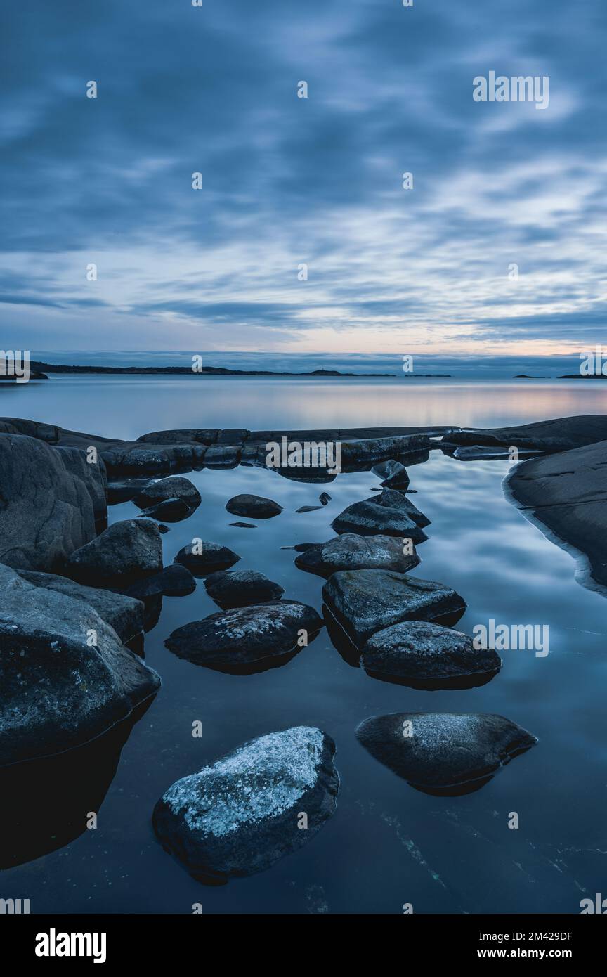 Küstenlandschaft mit stillem Wasser, Schweden. Stockfoto