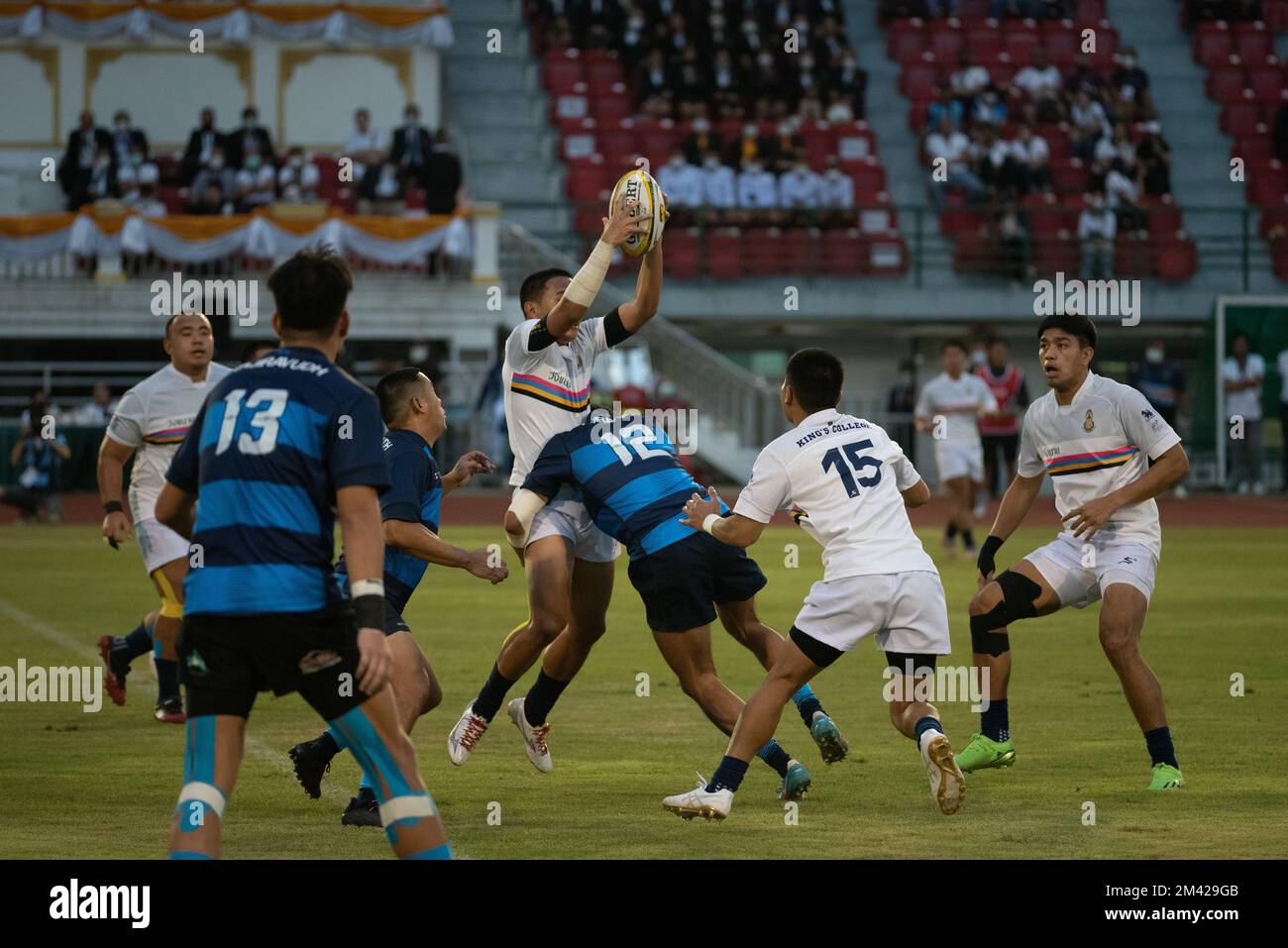 Bangkok, Thailand. 17.. Dezember 2022. Das traditionelle Rugby-Spiel, gewinnen Sie den 28. His Majesty King Maha Vajiralong korn Bodindradebayavarangkun Cup zwischen King's College unter königlicher Schirmherrschaft, unter königlicher Schirmherrschaft (weiße Trikots) gegen Vajiravudh College (blaue Trikots), am Samstag, den 17. Dezember 2022, im Supachalasai Stadium, Bangkok. King's College unter königlicher Schirmherrschaft schlug Vajiravudh College um 42-15 Punkte. (Kreditbild: © Teera Noisakran/Pacific Press via ZUMA Press Wire) Stockfoto