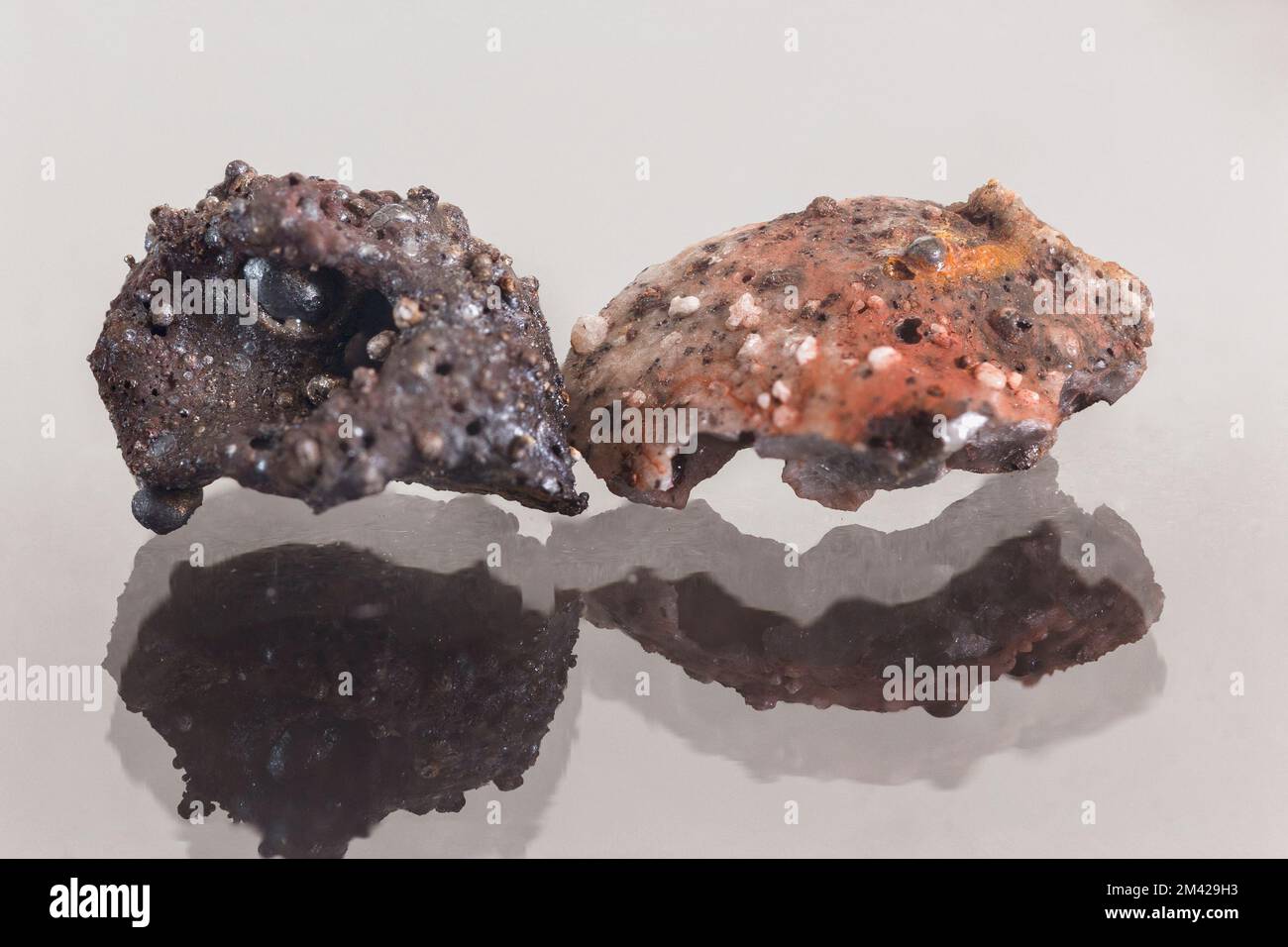 Nahaufnahme von Eisenstücken, die während einer kleinen Thermit-Reaktion im schulwissenschaftlichen Experiment erzeugt wurden Stockfoto