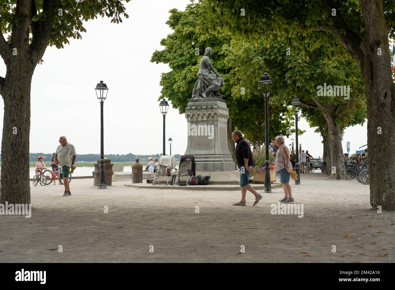Sie spielten Boule an der Statue von Jeanne d'Arc, Le Crotoy Stockfoto