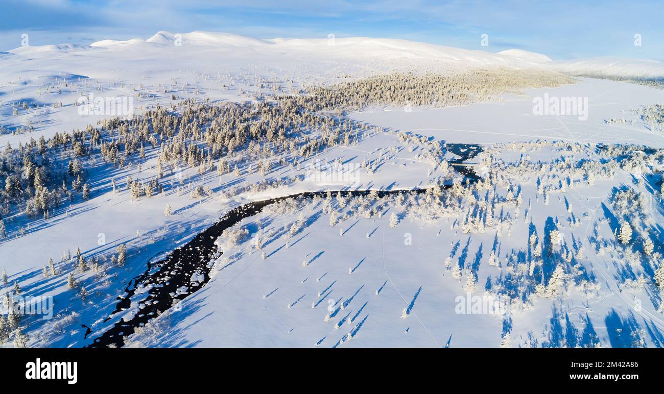 Luftaufnahme der schwedischen Winterlandschaft Stockfoto