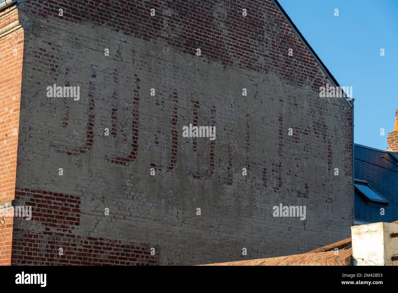 Verblichene Anzeige für Dubonnet an der Seite eines Gebäudes. Stockfoto
