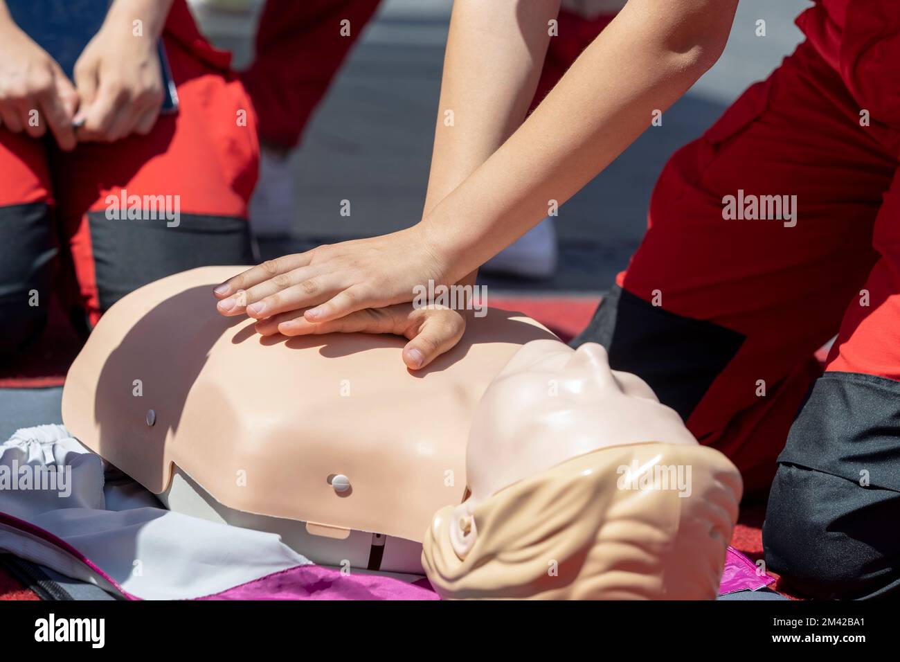 Erste-Hilfe-Training oder kardiopulmonaler Reanimationskurs auf HLW-Dummy Stockfoto