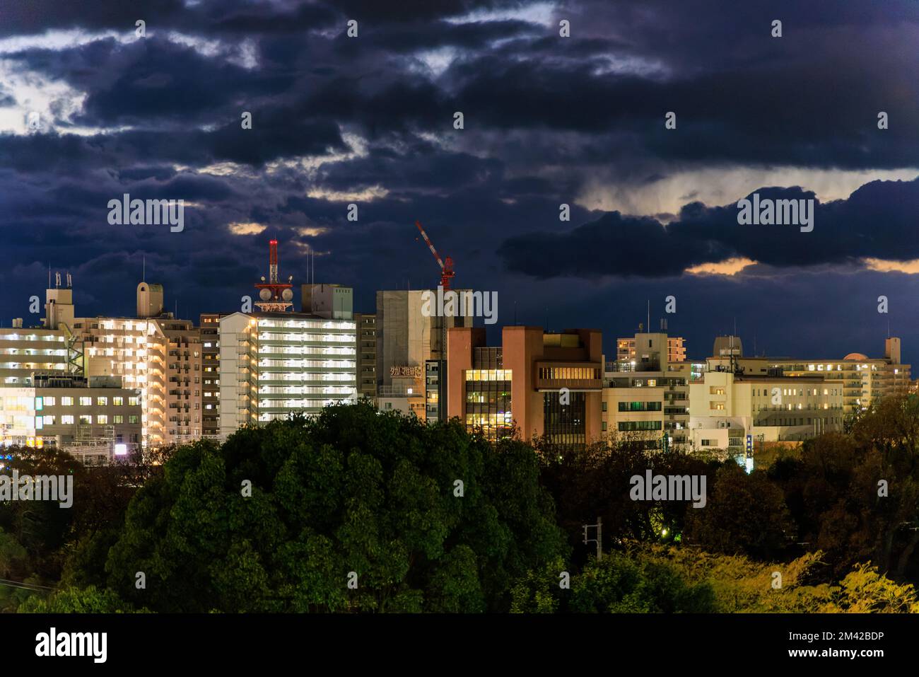 Mittelhohe Bürogebäude und Apartments unter dem dramatischen Sonnenuntergang Stockfoto