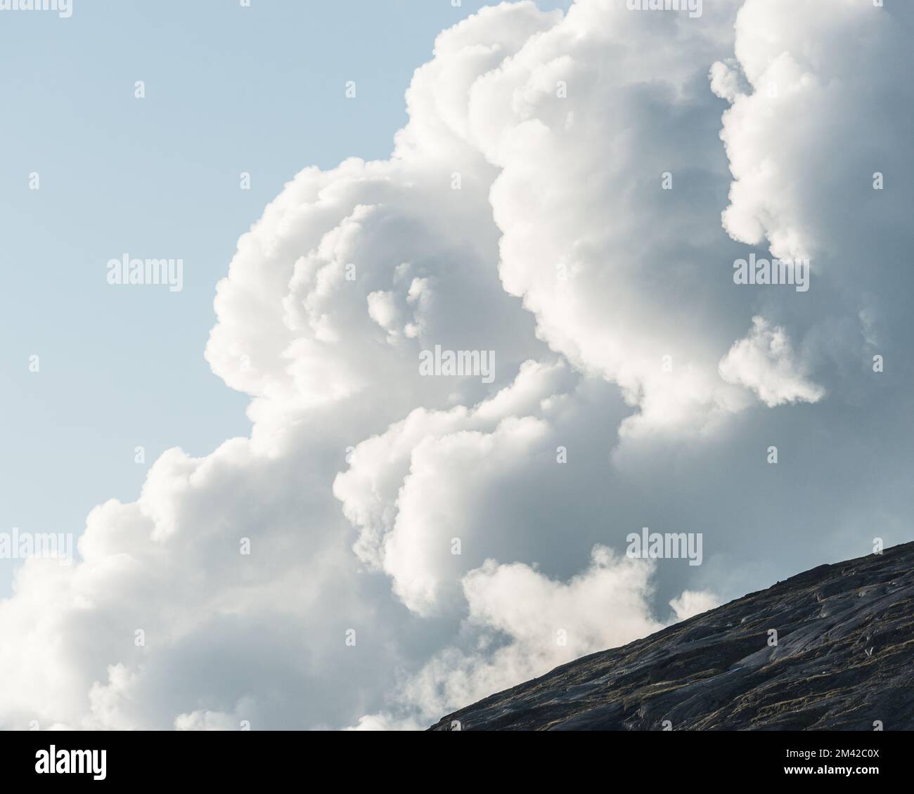 Dramatische Wolken über dem Hügel, Schweden. Stockfoto