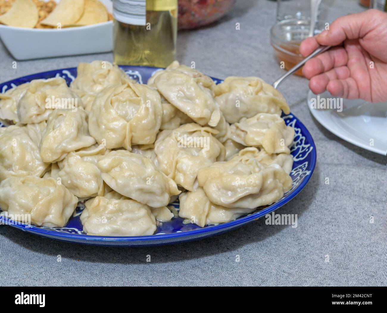 Frisch gedämpfte Teigtaschen oder Mantelgerichte. Traditionelle orientalische Speisen. Nahaufnahme Stockfoto