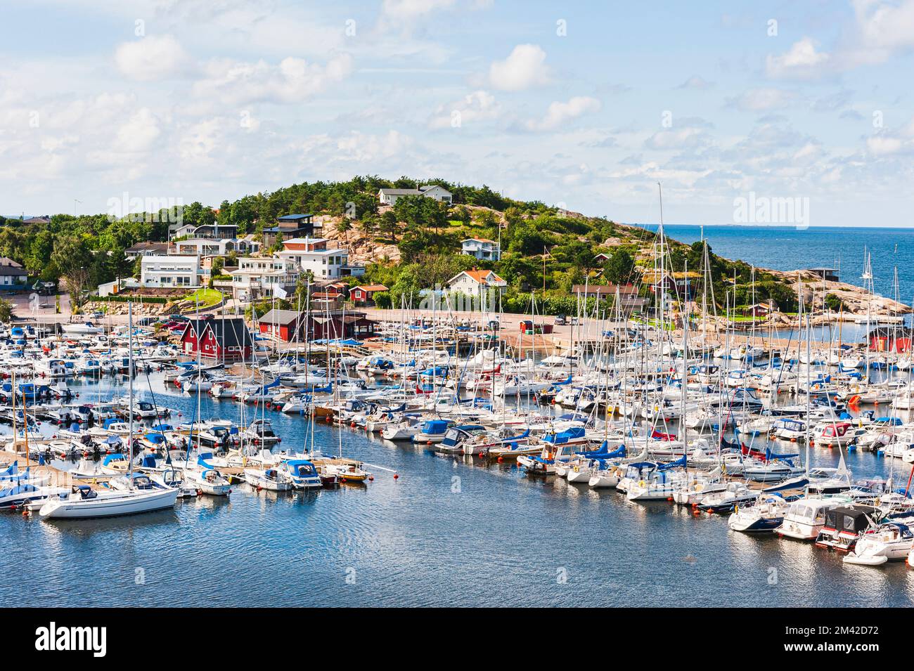 Yachthafen mit Booten an der Küste, Schweden. Stockfoto