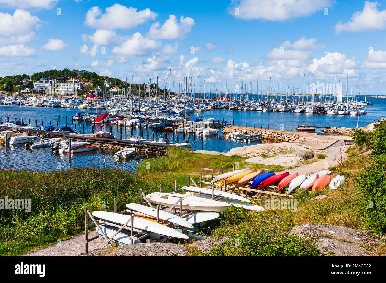 Malerisches Küstendorf mit Segelbooten und festgemachten Seeschiffen. Stockfoto