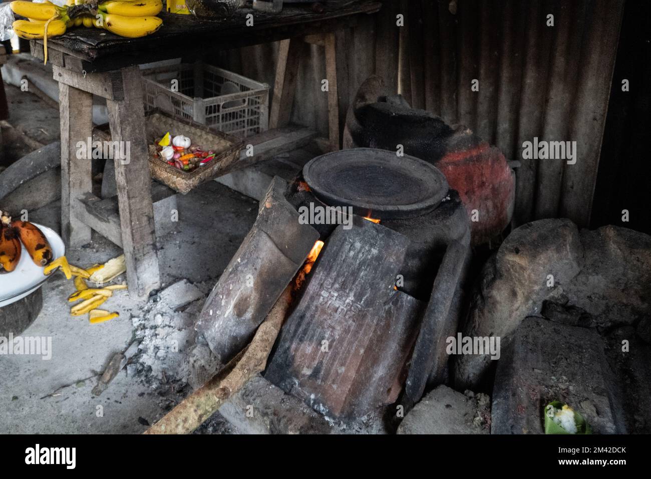 Die traditionelle balinesische Küche ist komplett mit einem holzbefeuerten Tonherd. Der Herd ist schwarz, weil er vom Feuer verbrannt wurde. Ton- und holzbefeuerte Straße Stockfoto