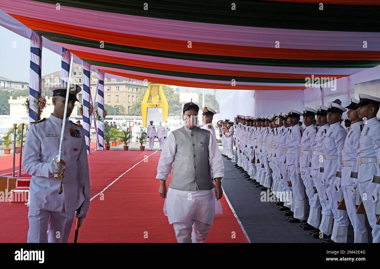 Mumbai, Indien. 18.. Dezember 2022. Der indische Verteidigungsminister Rajnath Singh kommt zur Zeremonie des Stealth Guided Missile Destroyer von Projekt 15B, INS Mormugao, in der Naval Dockyard in Mumbai. Das indigene Kriegsschiff wurde am Mazagon Dock in Mumbai gebaut. (Foto: Ashish Vaishnav/SOPA Images/Sipa USA) Guthaben: SIPA USA/Alamy Live News Stockfoto