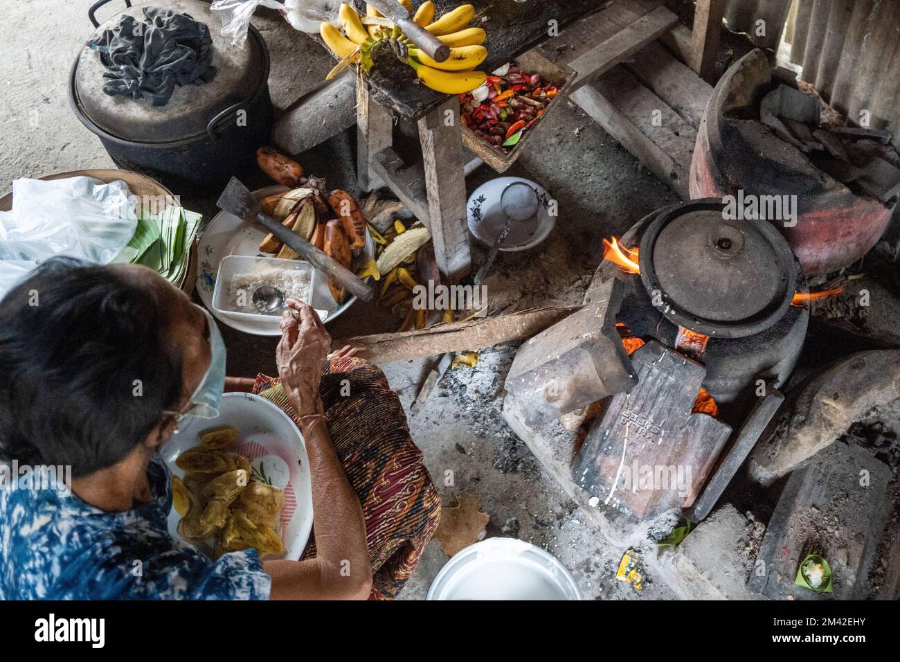 Tabanan, Indonesien, August 28 2021: Die traditionelle balinesische Küche ist komplett mit einem Holzofen aus Ton. Der Herd ist schwarz, weil er von verbrannt wurde Stockfoto