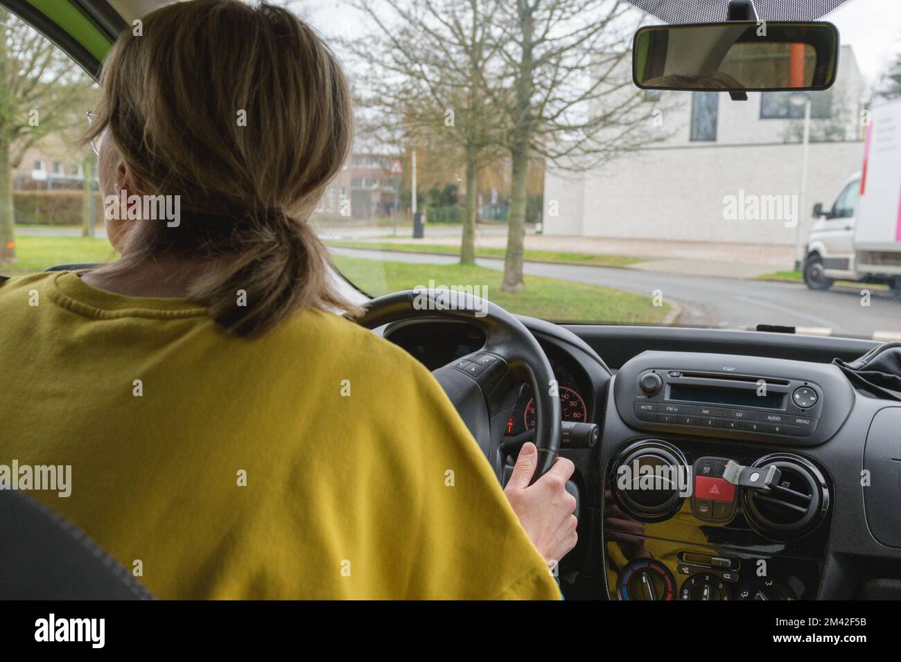 Hasselt.Limburg-Belgien 29-01-2022. Frau am Steuer. Links abbiegen. Straßenübersicht Stockfoto