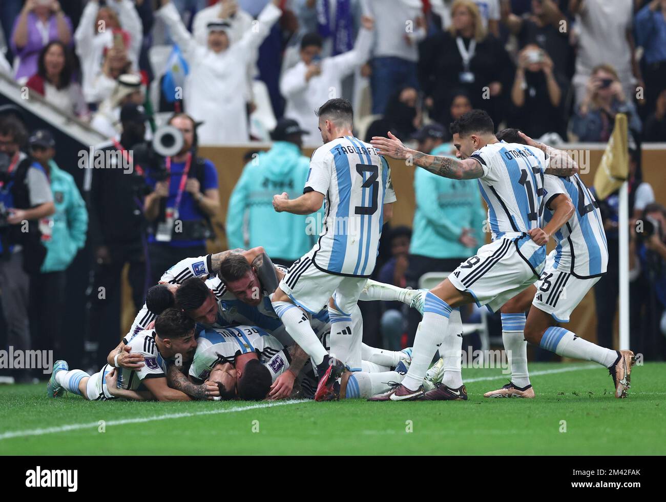 Doha, Katar, 18.. Dezember 2022. Lionel Messi aus Argentinien unter allen seinen Spielern, während er das erste Tor eines Elfmeterschusses beim FIFA-Weltmeisterschaftsspiel 2022 im Lusail Stadium in Doha feiert. Der Bildausdruck sollte lauten: David Klein/Sportimage/Alamy Live News/Alamy Live News. Kreditausdruck: Sportimage/Alamy Live News Stockfoto