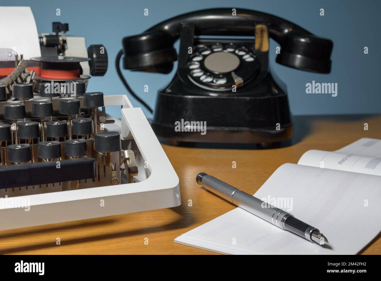 Retro-Schreibmaschine, Scheckbuch, altes Telefon, Tintenstift. Schriftzug in französischer Sprache – von herrn Für Stockfoto