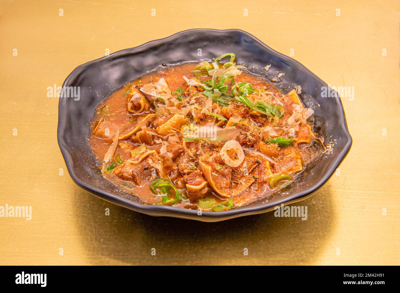 Ein Teller mit Schweinenohren und Gemüse, das im asiatischen Stil zubereitet wird Stockfoto