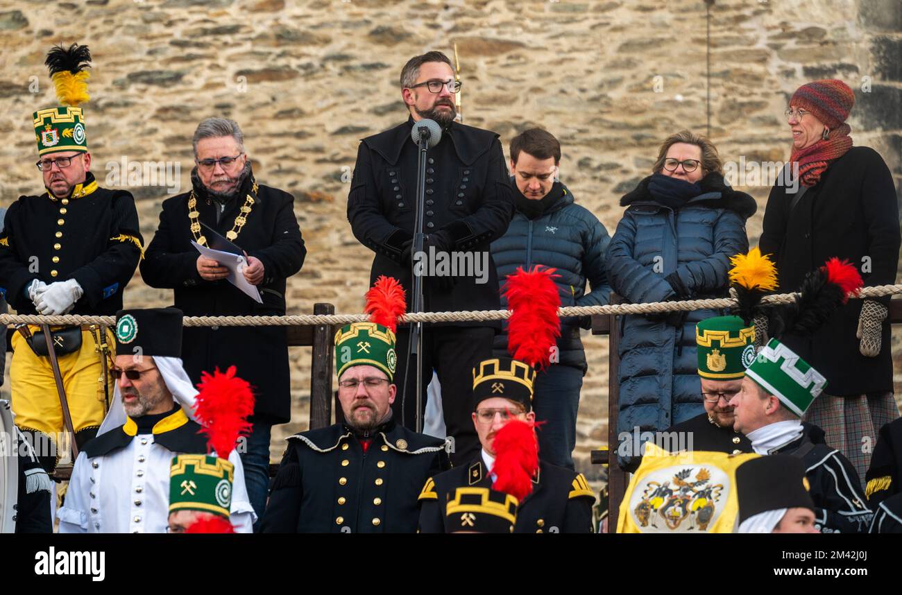 18. Dezember 2022, Sachsen, Annaberg-Buchholz: Martin Dulig (SPD, 3. von links), sächsischer Wirtschaftsminister, nimmt zusammen mit Barbara Klepsch (CDU, 2. von rechts), der sächsischen Staatsministerin für Kultur und Fremdenverkehr, an der Grand-Final-Parade in Annaberg-Buchholz Teil, Und Katja Meier (Bündnis 90/die Grünen, rechts), sächsische Justizministerin. Mehr als 1.200 traditionelle Kostümträger aus Bergbau-, Hütten- und Bergbauverbänden, darunter etwa 330 Bergbaumusiker aus Sachsen und anderen Bergbauregionen der Bundesrepublik M. Stockfoto