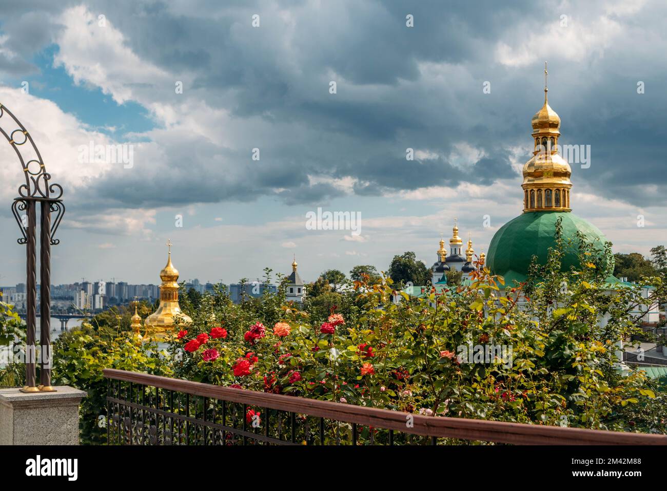 Kiew Pechersk Lavra Kloster in Kiew vor einem bewölkten Himmel Stockfoto