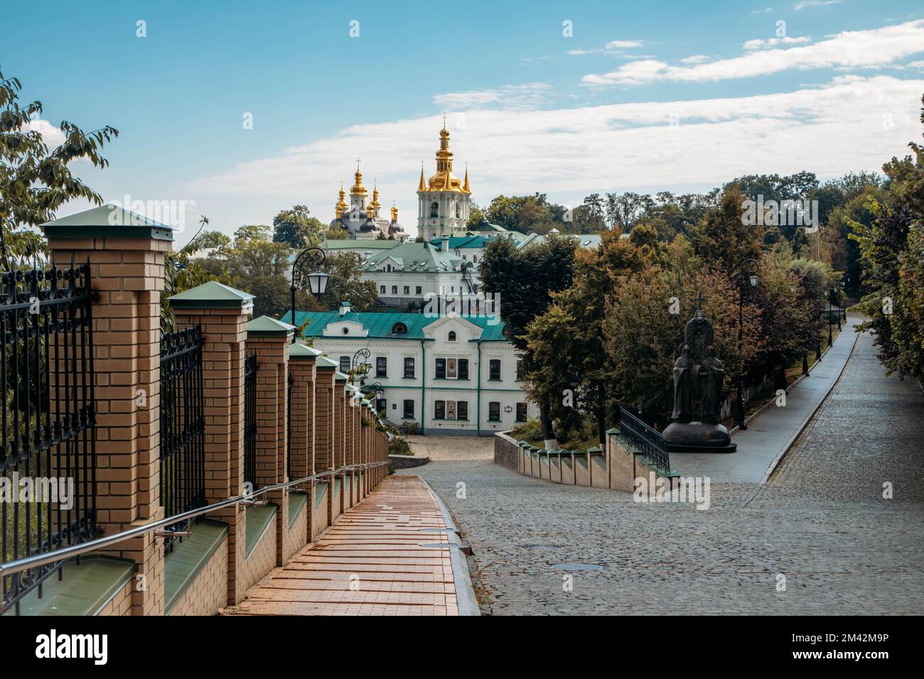 Das Kloster Kiew Pechersk Lavra in Kiew vor einem blauen bewölkten Himmel Stockfoto